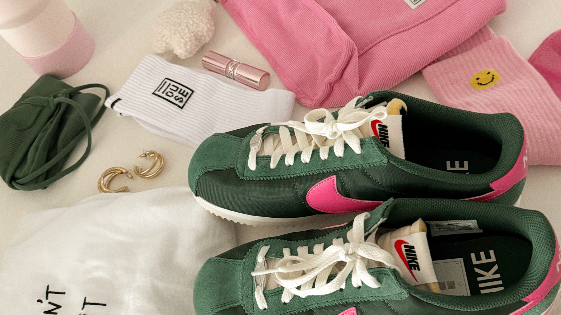 Schoenen bij andere kleding.