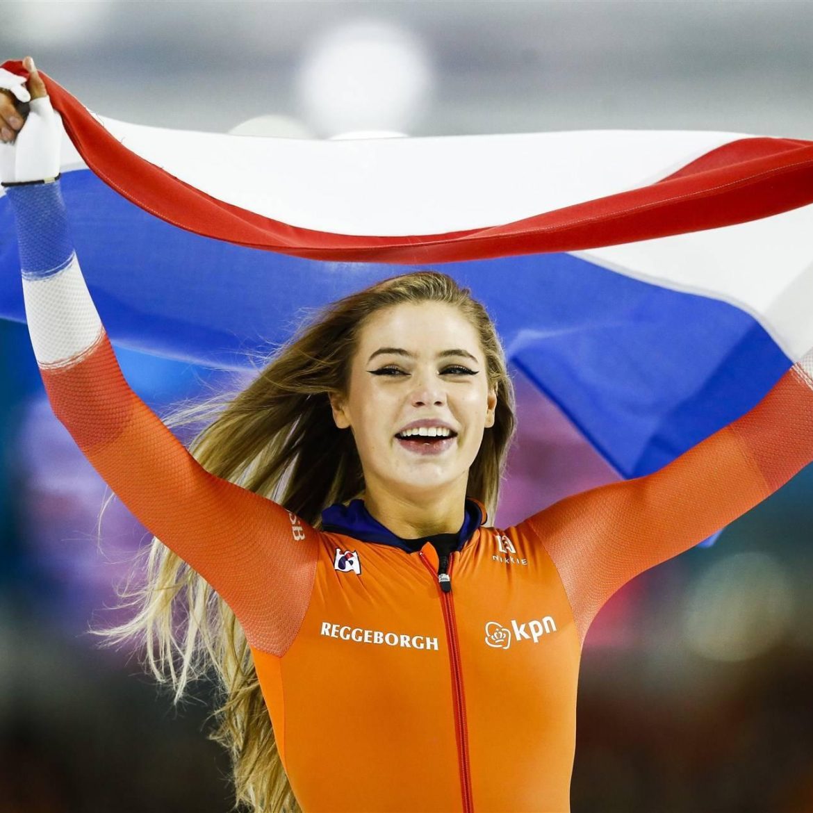 Jutta Leerdam met de Nederlandse vlag