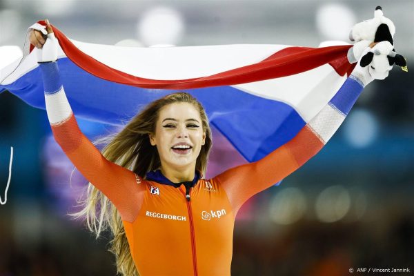 Jutta Leerdam met de Nederlandse vlag