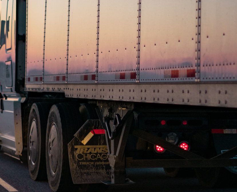Vrouw met kindje op bakfiets meegesleurd door vrachtwagen
