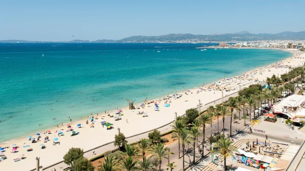 Het witte zand en de blauwe zee van Mallorca