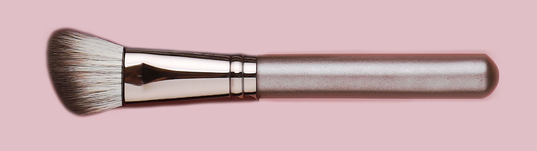 Een contour brush op een roze achtergrond