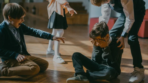 Gepeste jongen smeekt aan de deur bij de buren om vrienden