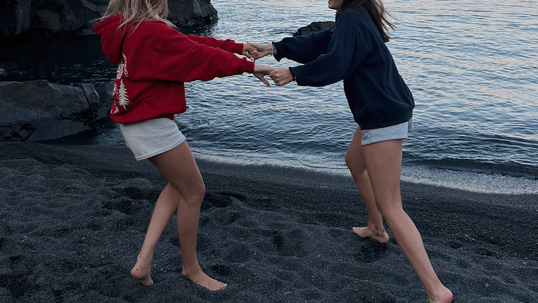 2 meiden op het strand