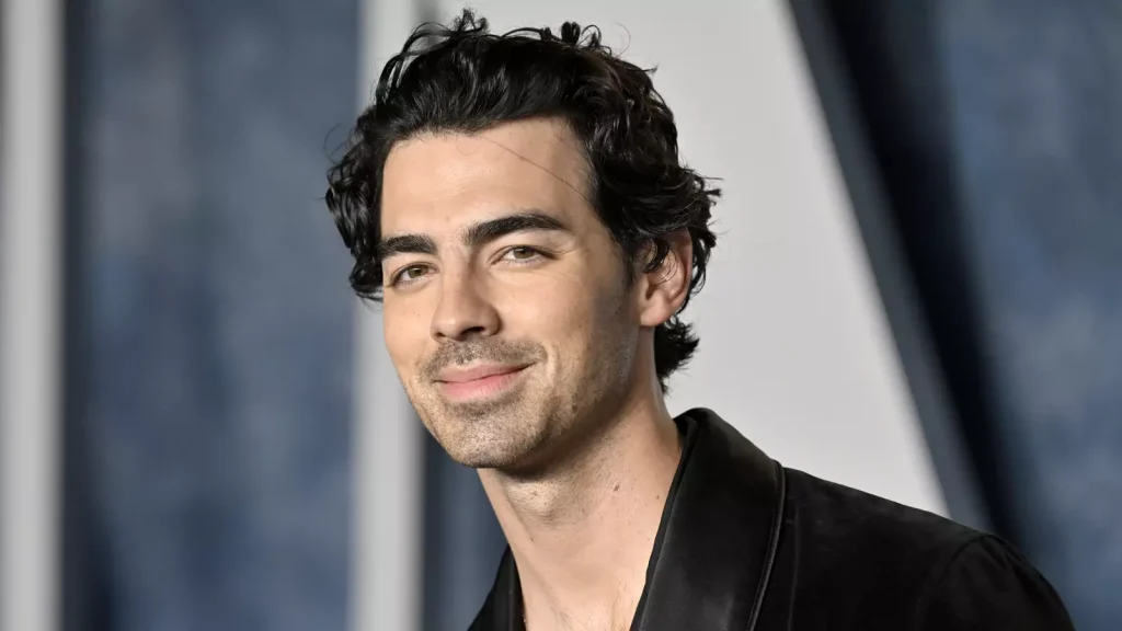 Joe Jonas poepte op het podium in zijn broek.