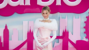 Thumbnail voor Zo reist Margot Robbie de wereld over in de originele outfits van Barbie