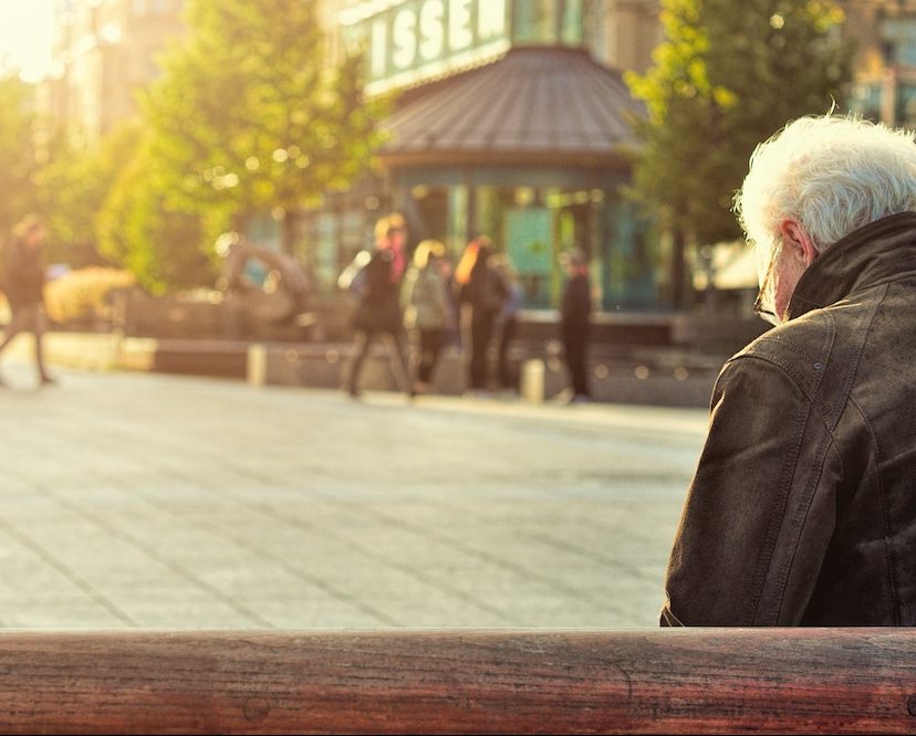 oudere man op een bankje