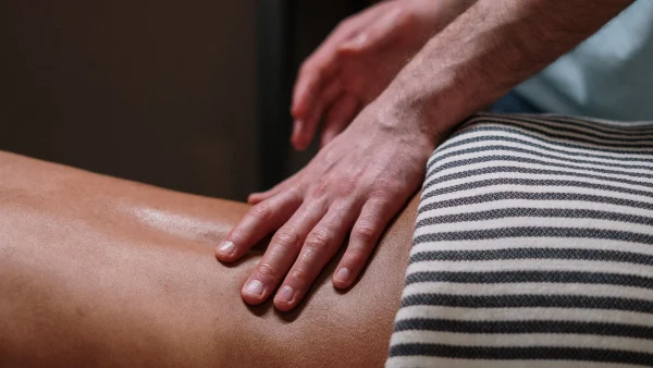 Een Belgische masseur (49) zou vrouwelijke cliënten stiekem hebben gefilmd en hen ongepast hebben aangeraakt