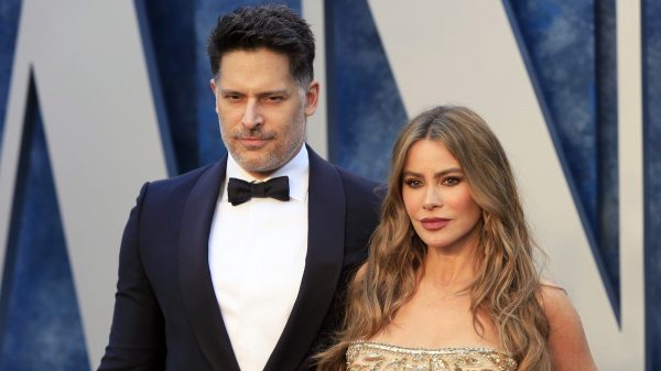 Joe Manganiello (links) en Sofía Vergara (rechts)