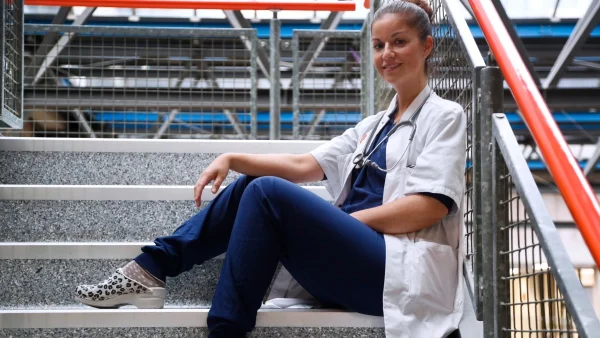 Dr. Anne (34) hoopt dat meer jonge mensen arts willen worden: 'Gezonde werk-privé balans is wél mogelijk'