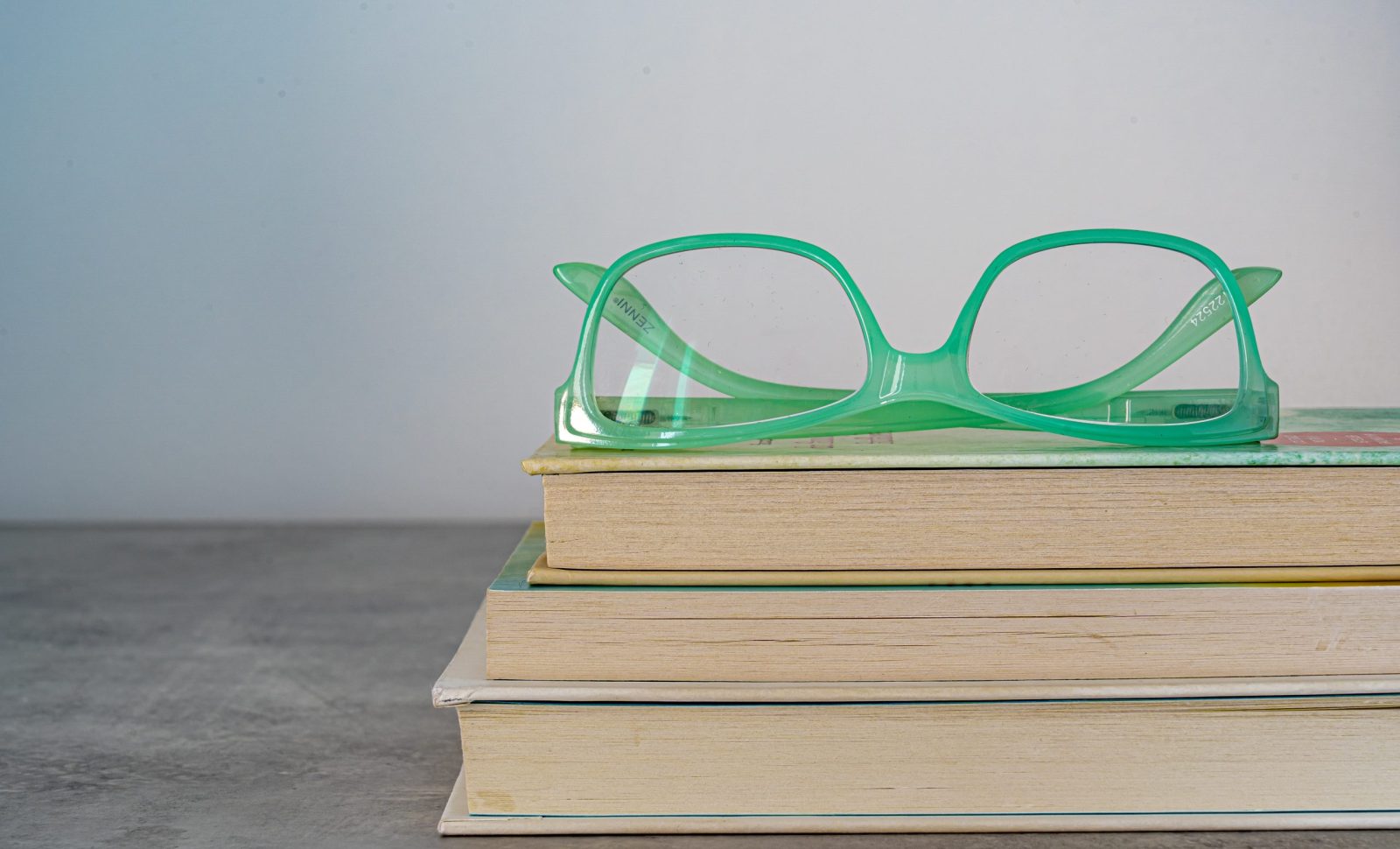 Hans verkoopt dure boeken tante