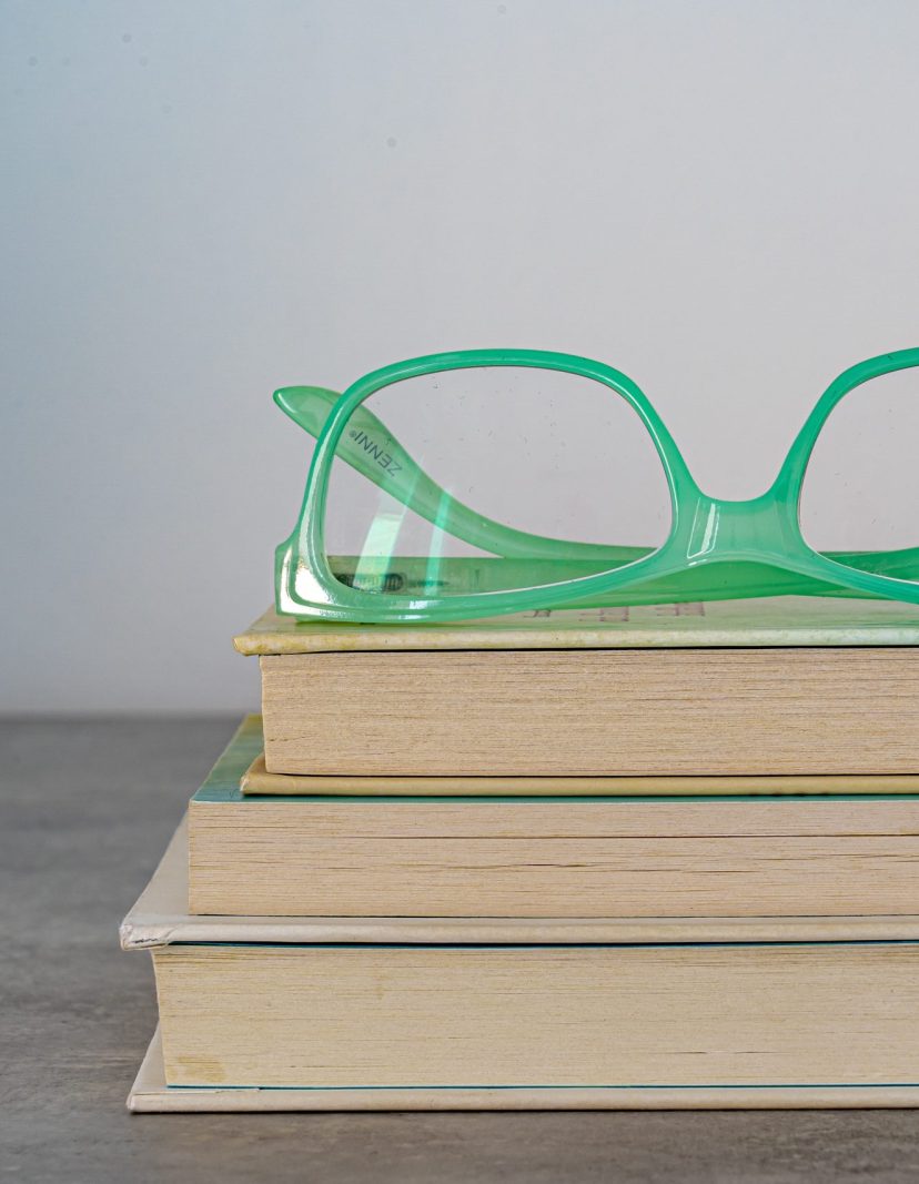 Hans verkoopt dure boeken tante