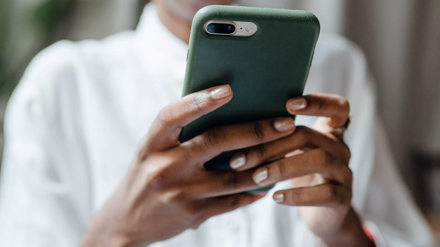 Vrouw met telefoon in haar hand