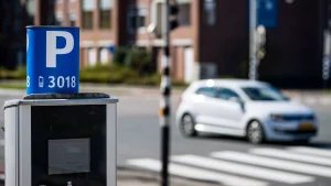 Thumbnail voor Man dreigt keel handhavers door te snijden na uitschrijven parkeerbon