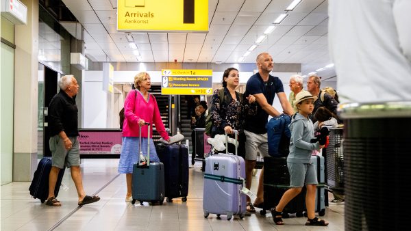Eerste geëvacueerde Nederlanders terug uit Rhodos: 'We zagen de vlammen vanuit onze hotelkamer'