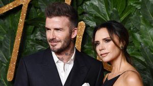 Thumbnail voor Wil je zien: Victoria en David Beckham gaan los tijdens Spice Girls-karaoke