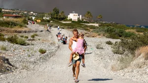 Thumbnail voor Toeristen vluchten voor vlammenzee op Rhodos: 'Met peuter van anderhalf in zee gesprongen'