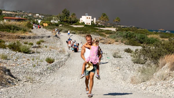 Toeristen vluchten voor bosbranden op Rhodos