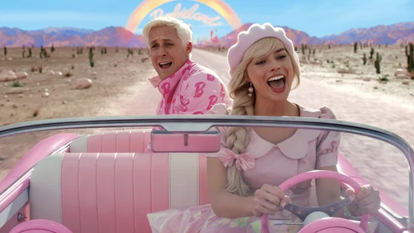 Barbie en Ken in een auto