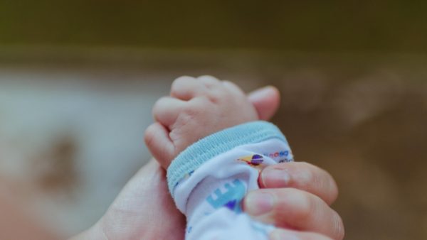 Vader in paniek na opsluiten baby in hete auto