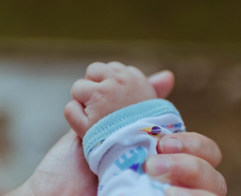 Vader in paniek na opsluiten baby in hete auto