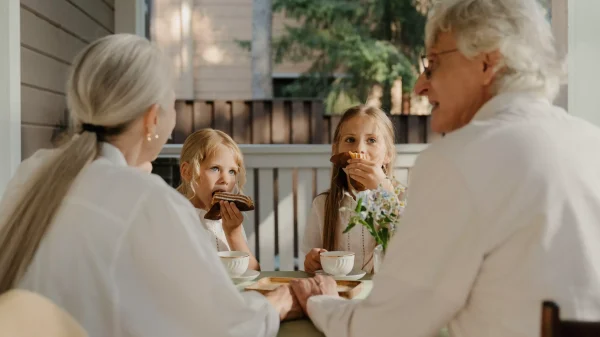 familie met kinderen en schoonmoeders aan tafel