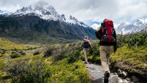 wandelaars in bergachtig gebied