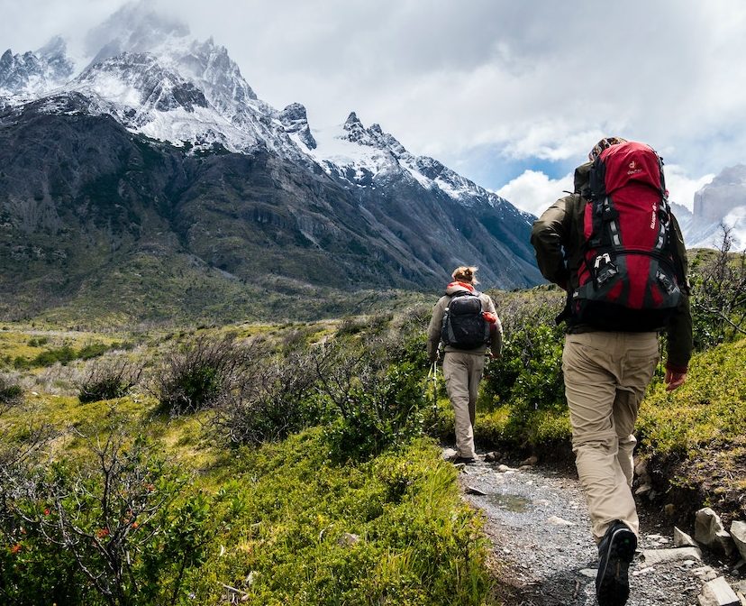 wandelaars in bergachtig gebied