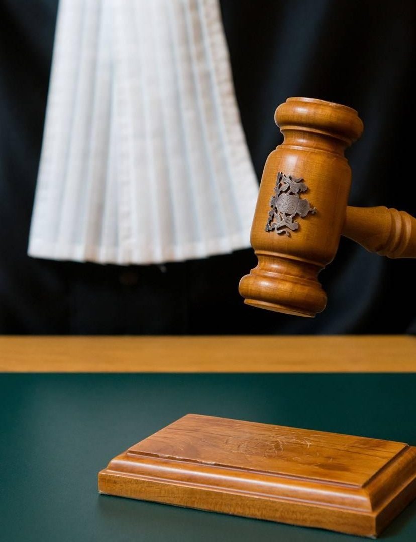 Acht geadopteerden slepen staat voor rechter om misstanden: 'Ze dragen een verkeerde naam of geboortedatum'