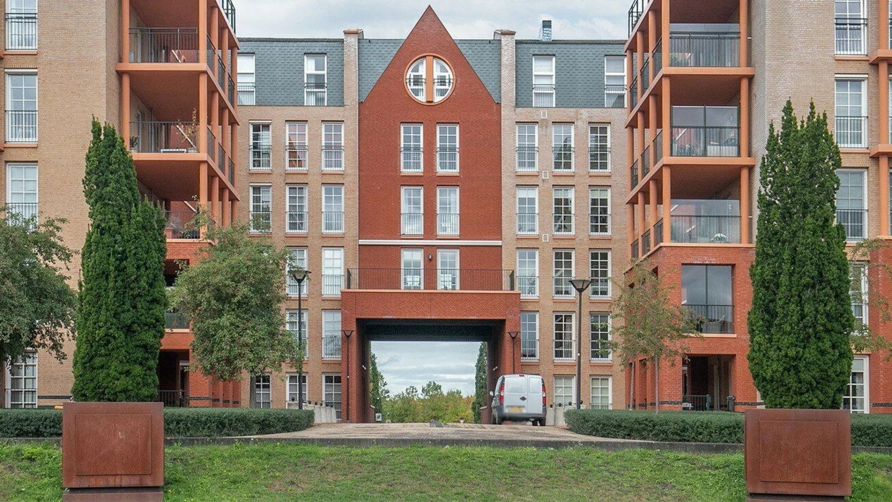 Gluren bij de bu ... uhm de Bevers: het appartemen van John de Bever staat te koop