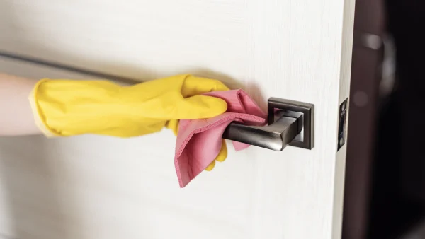 Deurklink wordt schoongemaakt
