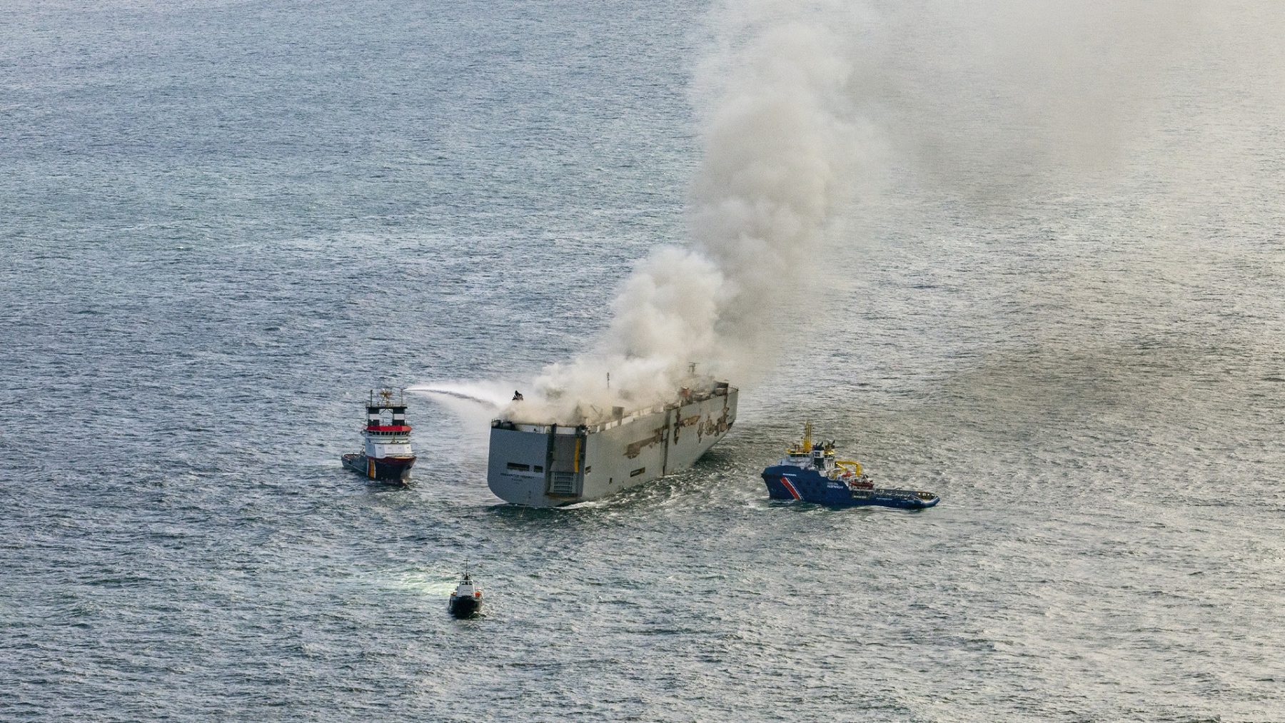 Zorgen om enorme milieuschade: vrachtschip kan nog dagen blijven branden