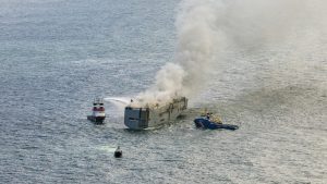 Thumbnail voor Zorgen om enorme milieuschade: vrachtschip kan nog dagen blijven branden