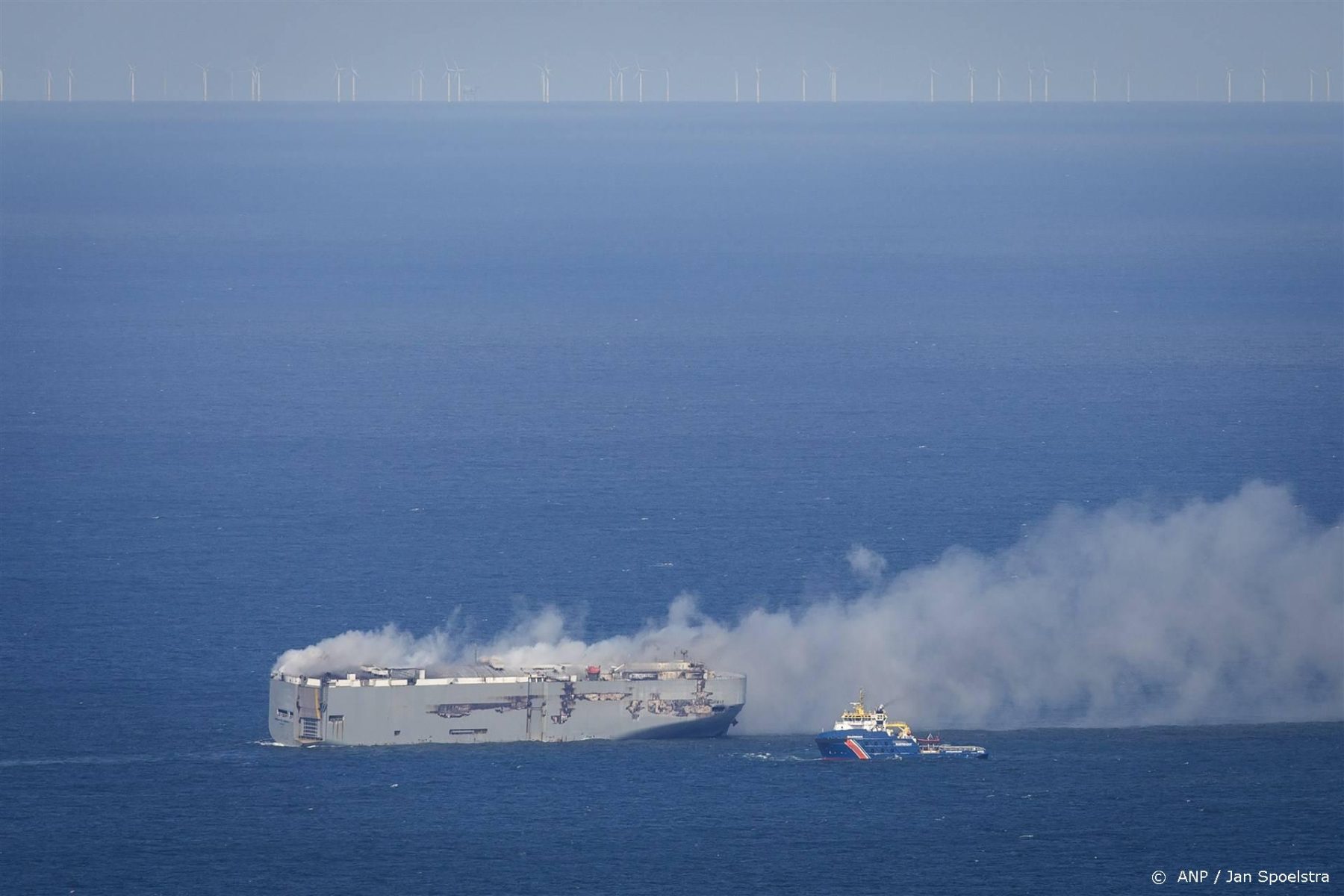 Kustwacht: temperatuur van brandend vrachtschip moet eerst dalen