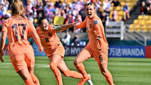 Oranje houdt titelverdediger knap in bedwang en is dicht bij achtste finales WK