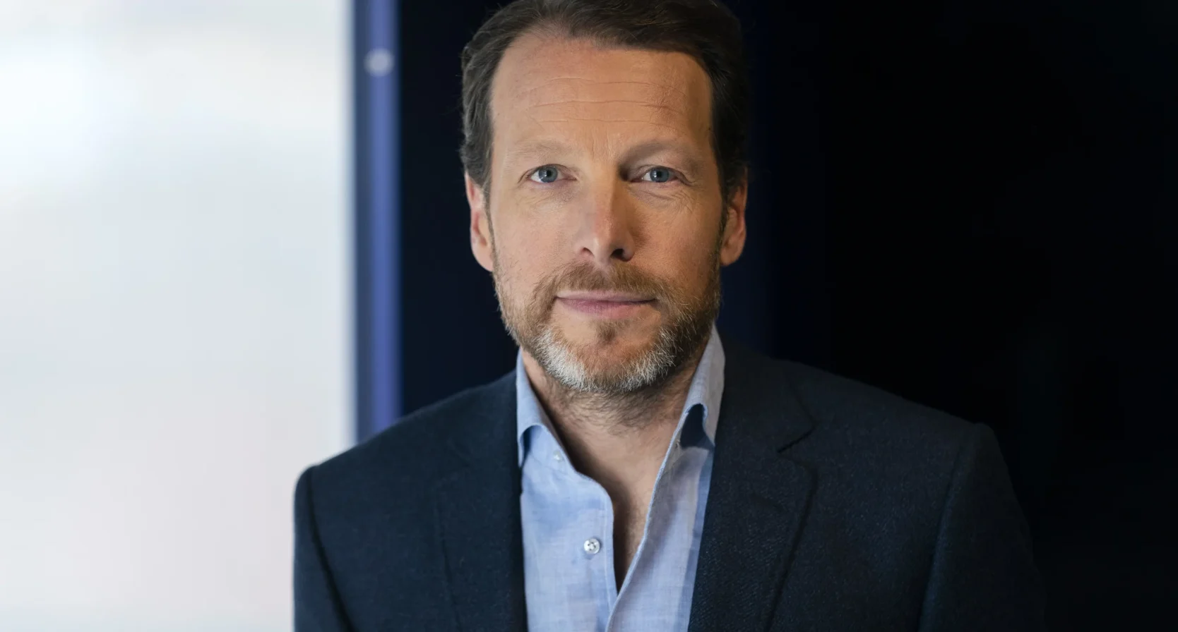 Portret van Herman van der Zandt, presentator bij de NOS