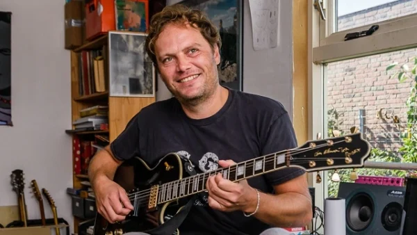 Ruben Hoeke met een gitaar in zijn hand