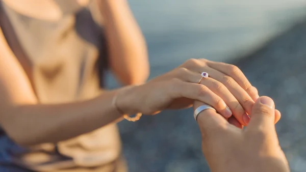 Man en vrouw hand in hand met ringen