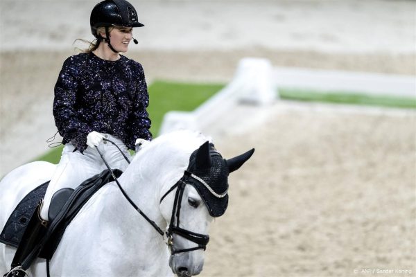 Britt Dekker verft manen paard roze wegens Barbie-hype