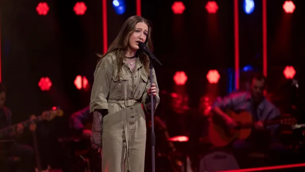 Bregje (20) roert Tabitha tot tranen met lied over zieke vader: 'Zelfde situatie meegemaakt'