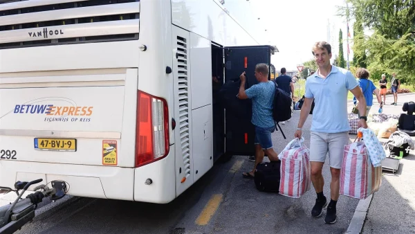 Vakantiegangers komen met bussen vanuit Italië aan in Nederland