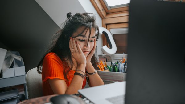 Vrouw voor computerscherm