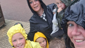 Thumbnail voor Nederlandse zomers, k(r)amperen in de regen: 'Dit is een goede test voor onze vriendschap'