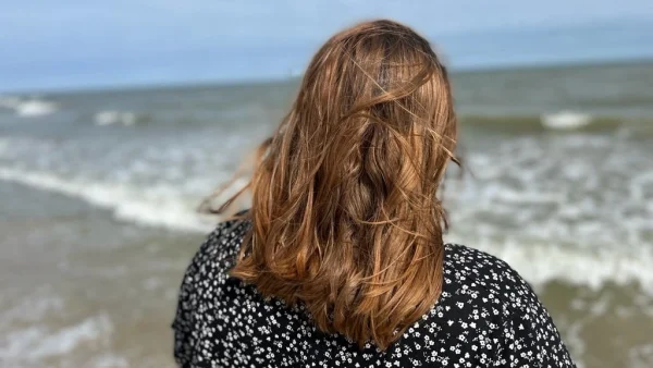 miriam-met-overbeharing-van-achterkant-bij-zee