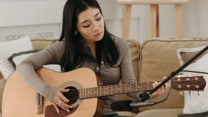 Thumbnail voor Leila krijgt gitaarles van haar date én een Tikkie voor de kosten: 'Hij is nu een bekende zanger'
