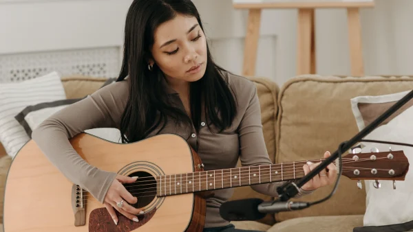 Leila krijgt gitaarles van haar date én een Tikkie voor de kosten: 'Hij is nu een bekende zanger'