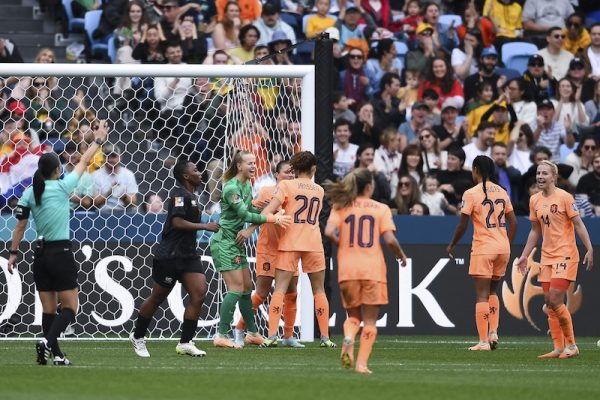 Oranje Leeuwinnen SYDNEY - Keeper Daphne van Domselaar of The Netherlands reageert na een redding tijdens achtste finale tussen Nederland en Zuid Afrika in het Allianz Stadium op het WK voetbal in Nieuw-Zeeland en Australie