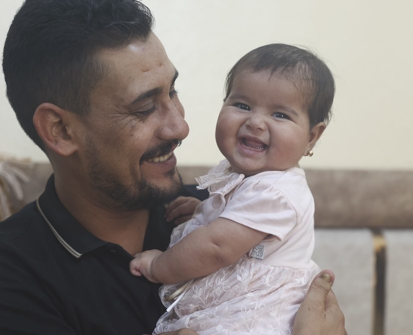 Wonderbaby Afraa en haar oom Khalil