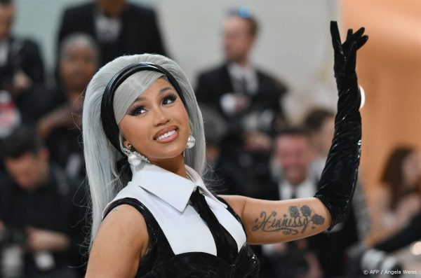 Bijna 100.000 dollar geboden op door Cardi B gegooide microfoon