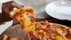 Thumbnail voor Pizzeria zet Pizza Hawaii voor 50 euro op de kaart: 'Hij is gisteren vijf keer besteld'
